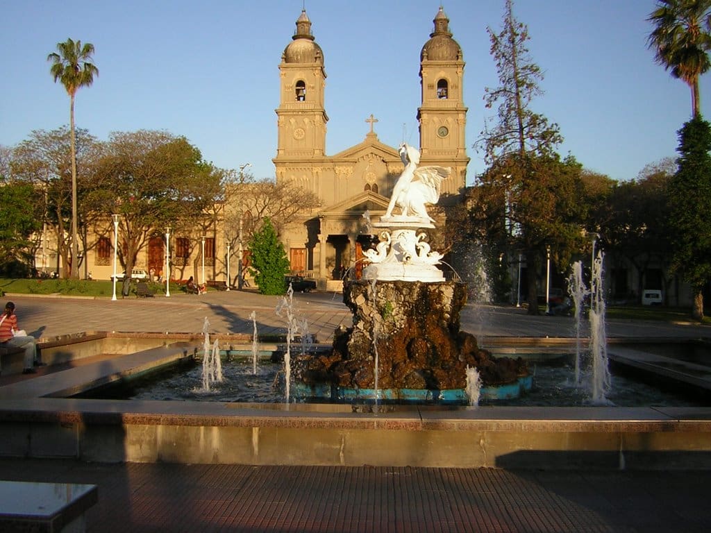 O que fazer em Salto: Conhecer a Plaza Artigas, Iglesia Catedral de San Juan